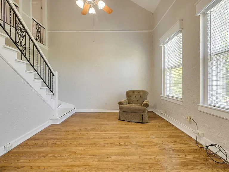 2516 N Hudson Ave #201 — Photo 22