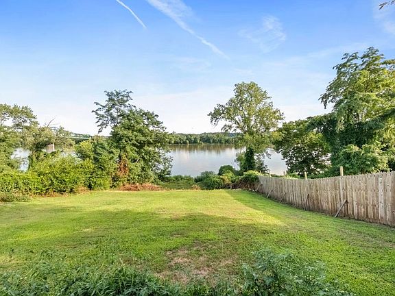 4th image of 421 Riverside Dr