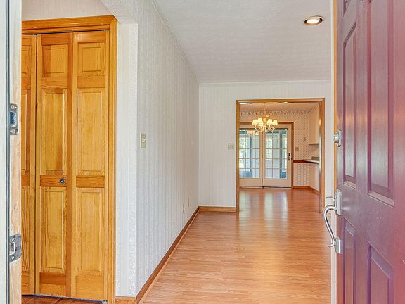 3rd image of 190 Mayfield Dr