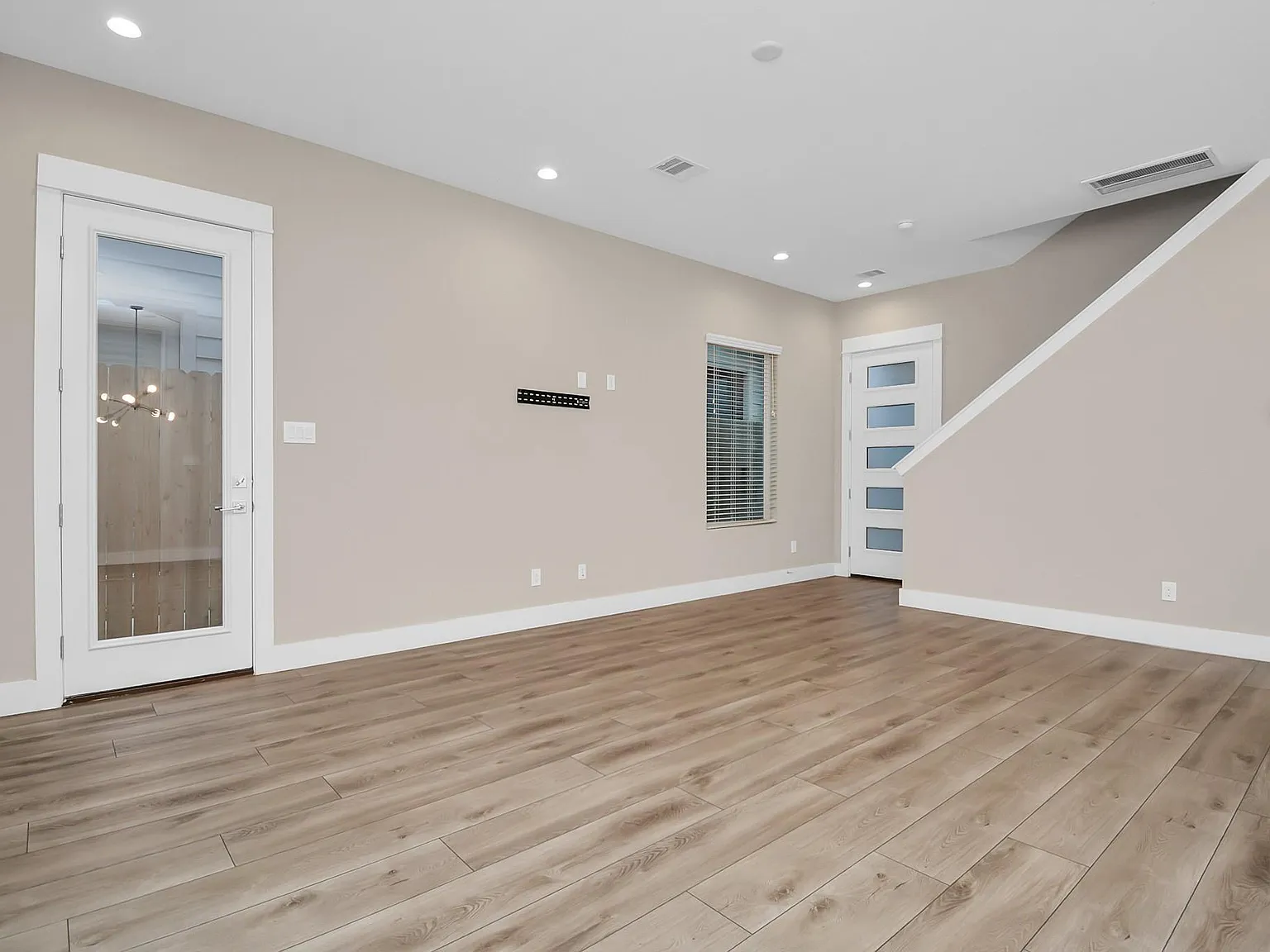 3 bed, 2.5 bath, 1505 sqft, $2,050 — Photo 4