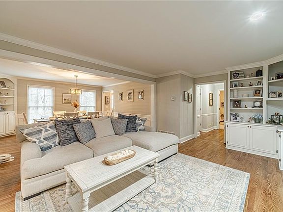 4th image of 590 Riverbend Rd SE