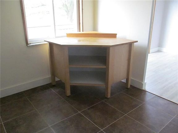 Stand alone island in kitchen