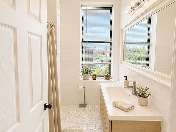 4th image of 946 N Orleans St #303