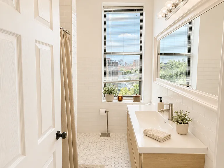 946 N Orleans St #303 — Photo 4