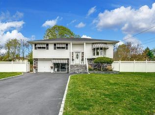 22 President St, Oakdale, NY 11769