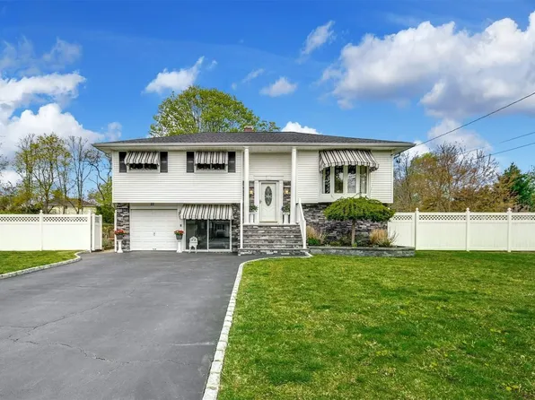 22 President Street, Oakdale, NY 11769