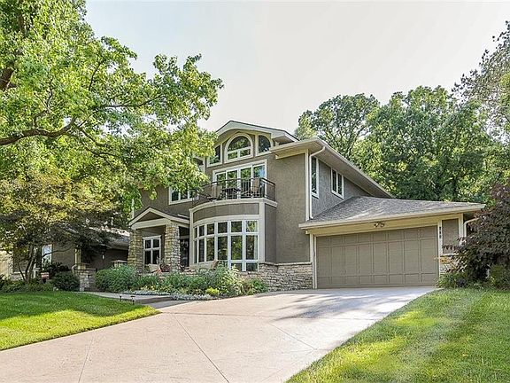 3rd image of 580 Lakeshore Dr E