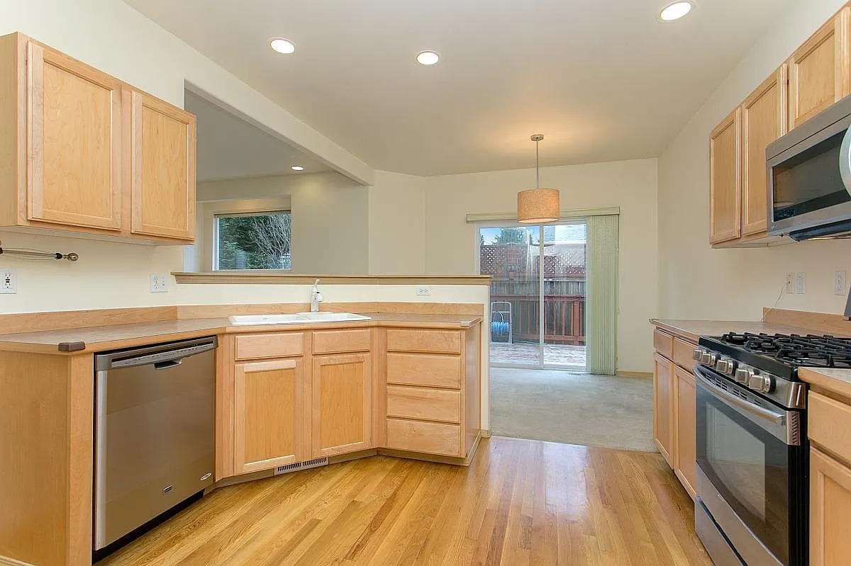 3 bed, 2.5 bath, 1675 sqft, $3,100 — Photo 3