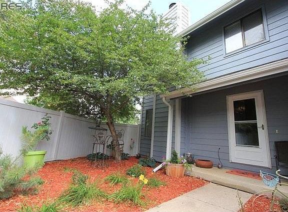Private front entry, fenced.