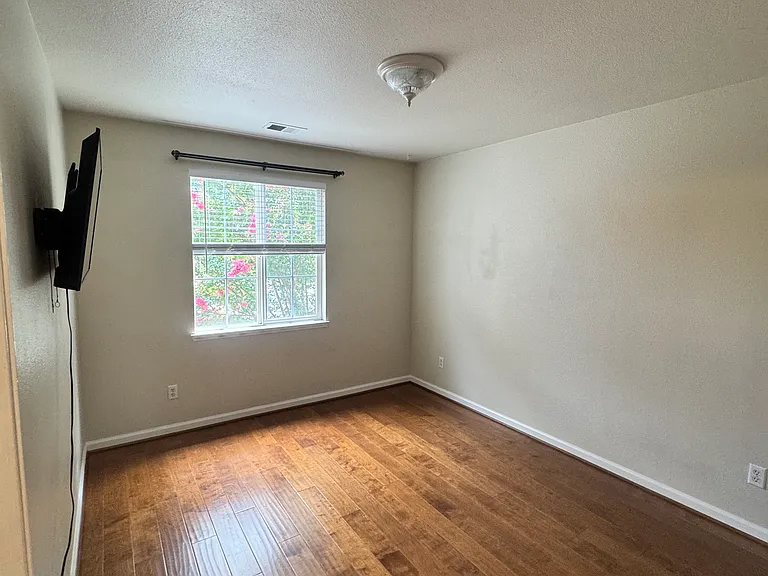 3210 Silverland Dr — Photo 25