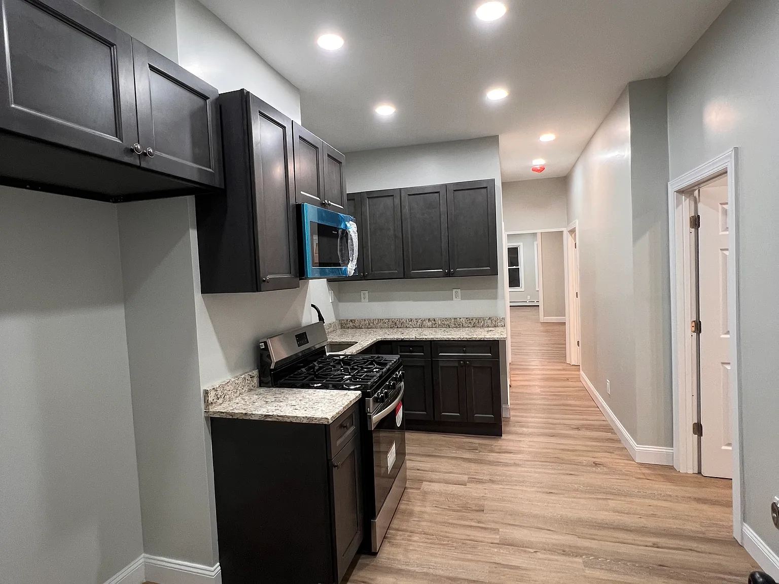 3 bed, 1050 sqft, $2,200 — Photo 3