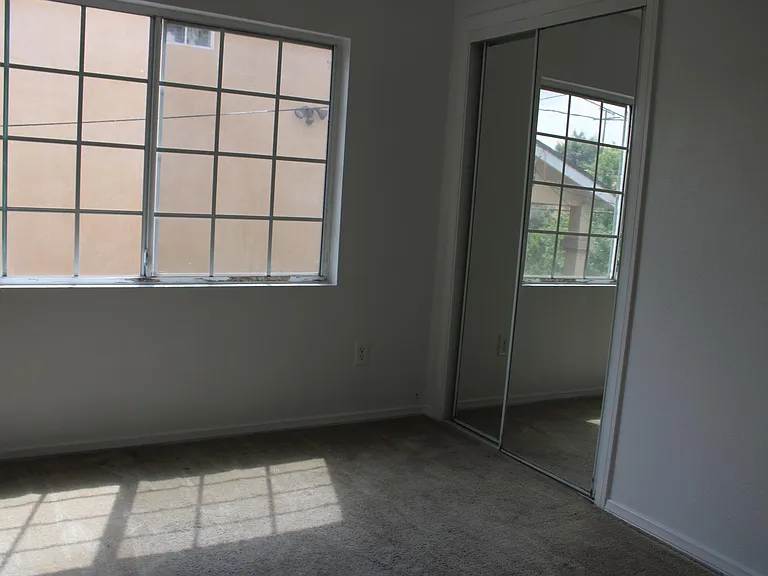 1007 Geraghty Ave — Photo 5