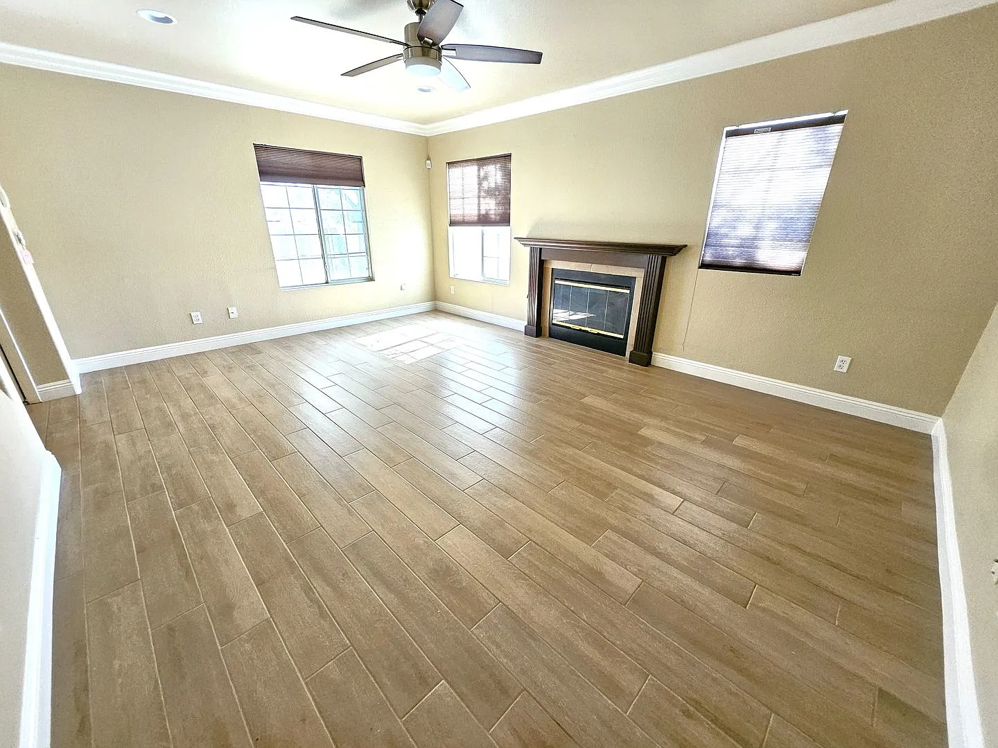3 Bedroom, 3 Bath Townhouse in Henderson With Community Club House, Pool and Gym — Photo 2