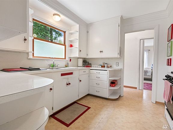 5th image of 15010 Greenwood Ave N