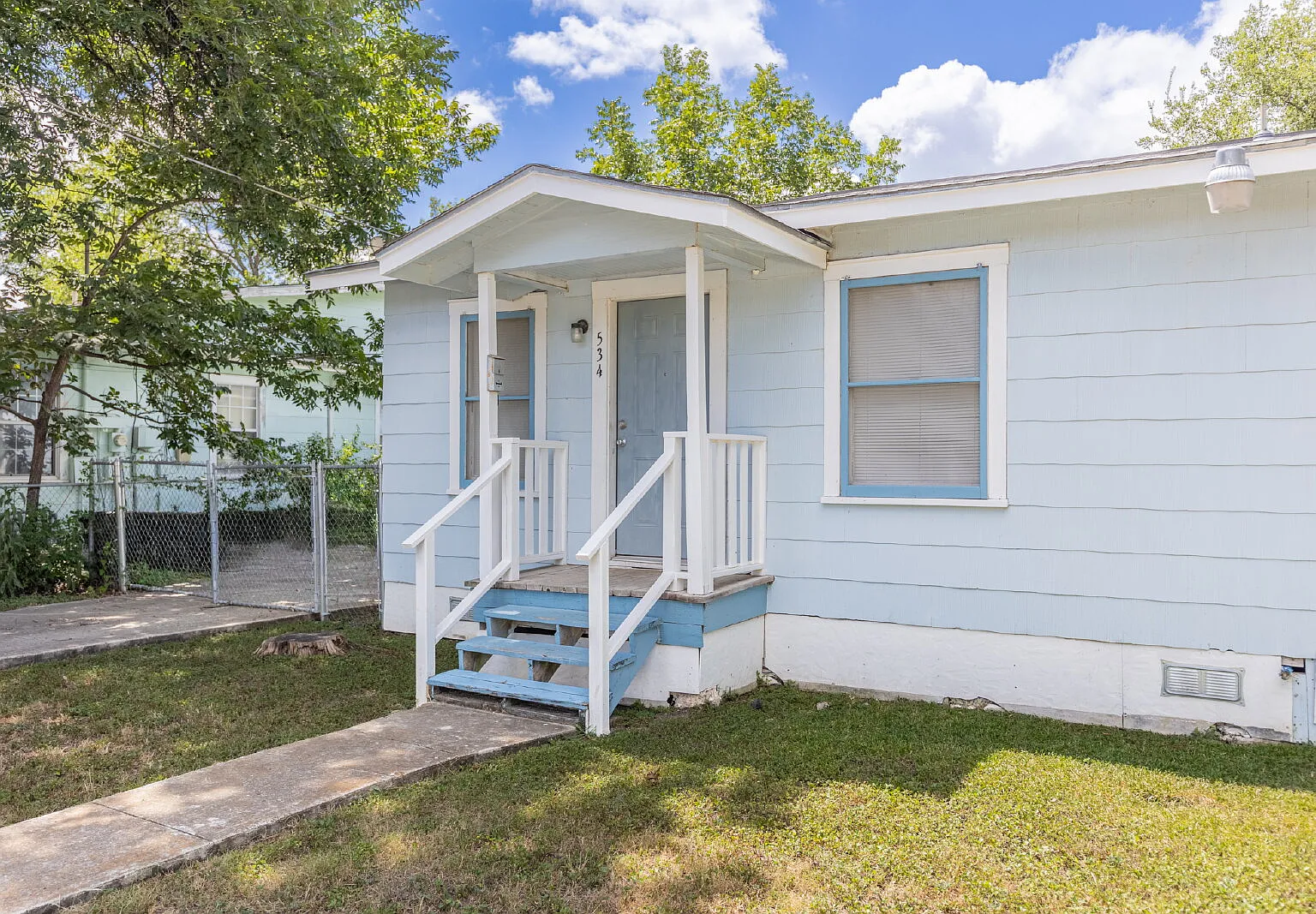 2 bed, 1.0 bath, 1536 sqft, $900 — Photo 2