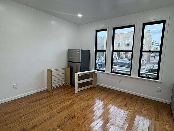 3rd image of 24-28 35th St Unit A1