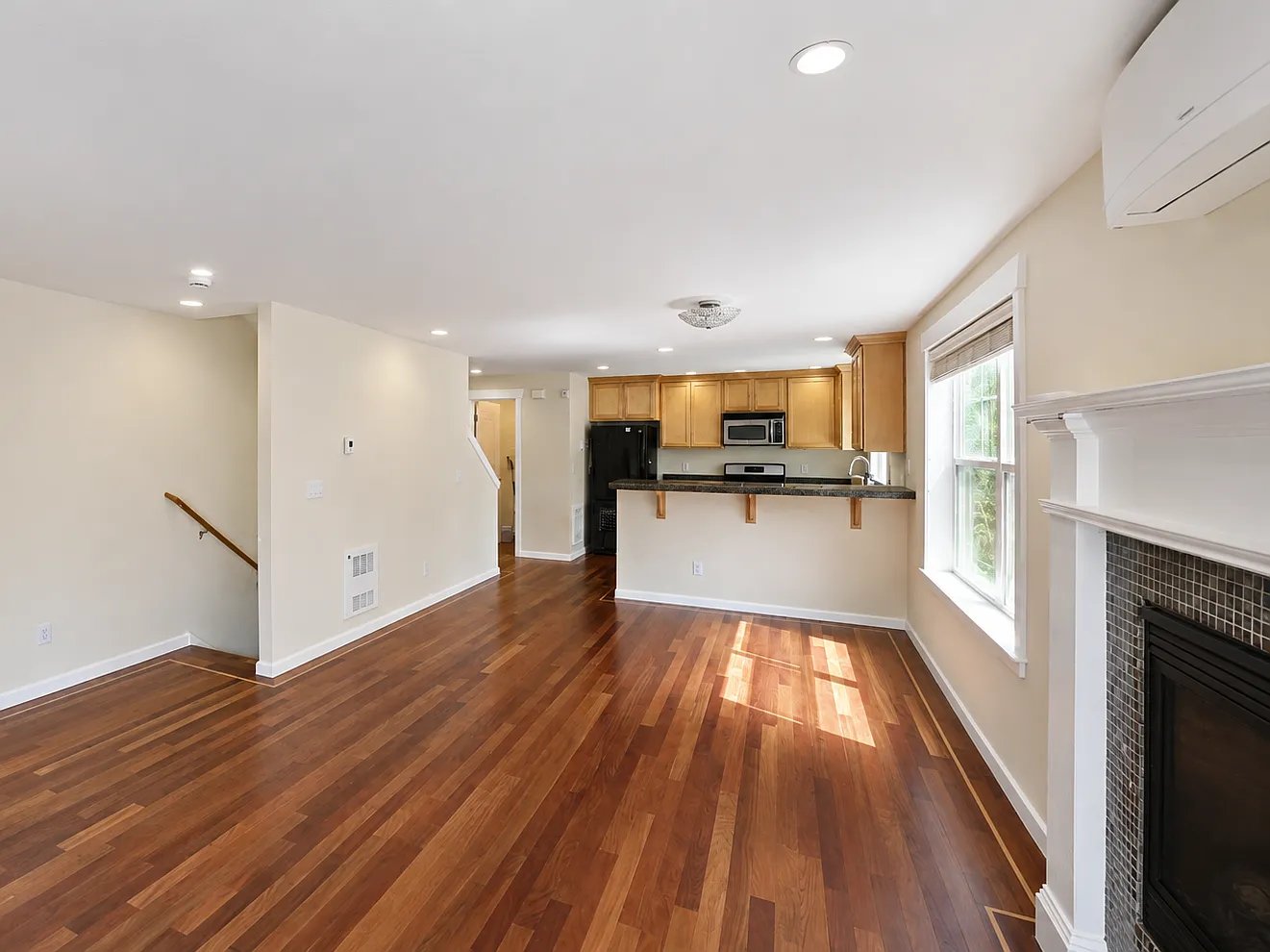 3 bed, 2.5 bath, 1280 sqft, $3,700 — Photo 2