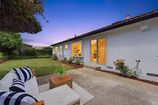 399 Castro Ct — Photo 2