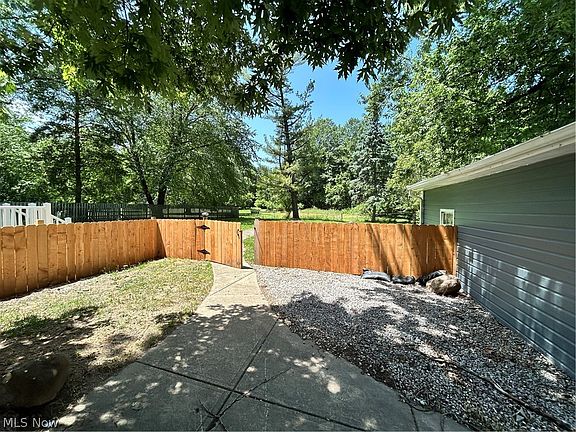 5th image of 992 Lander Rd