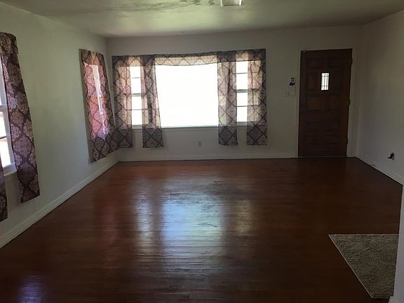3rd image of 1405 Waco St