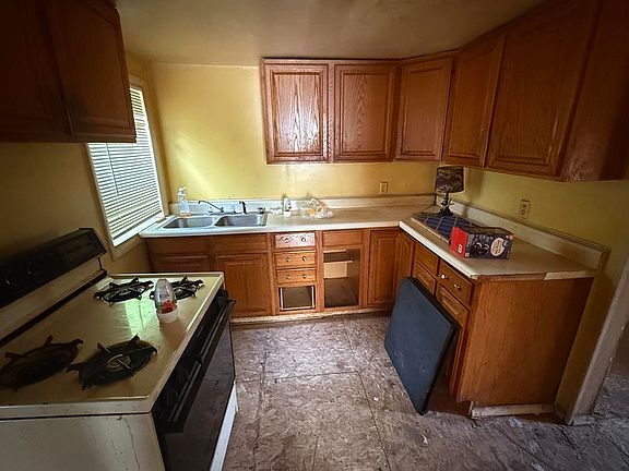 3rd image of 907 W Collins St