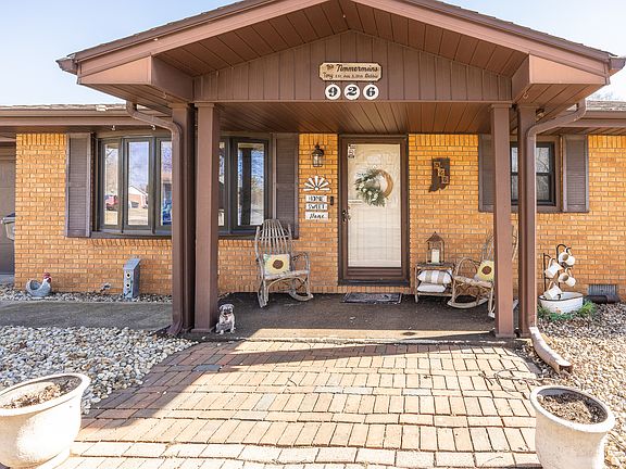 3rd image of 926 E Post Rd