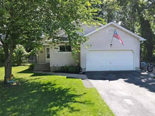 17 Kathleen Crescent, Coram, NY 11727