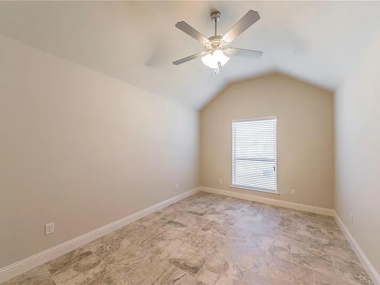 305 Jasmine Ct — Photo 12