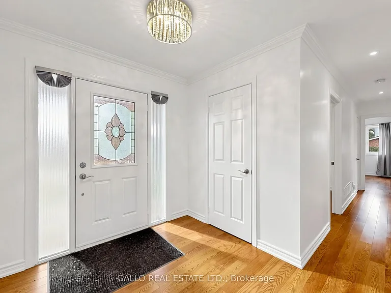 32 Elmvale Blvd — Photo 3