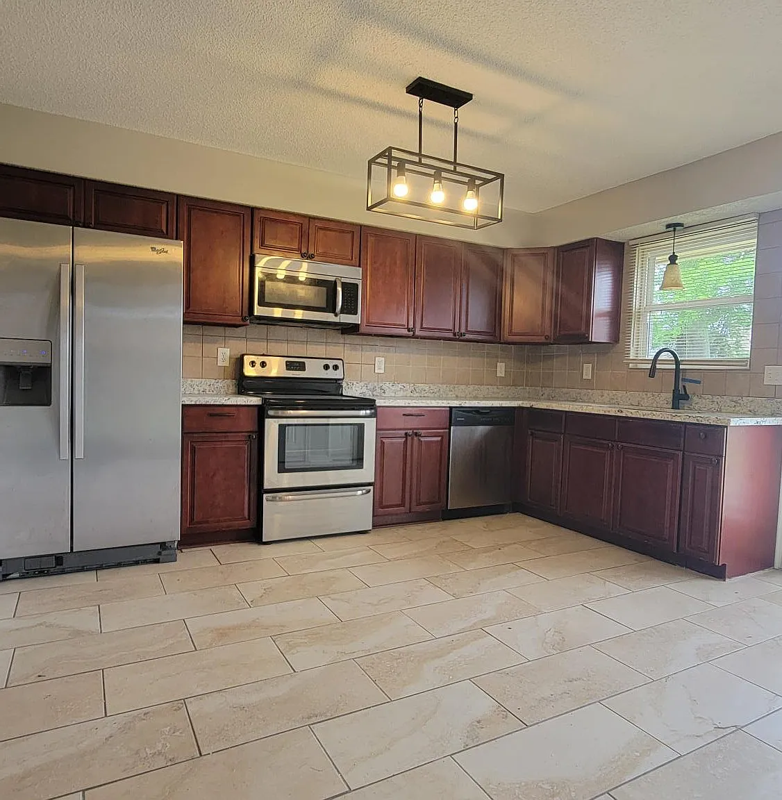 5 bed, 1700 sqft, $1,590 — Photo 2