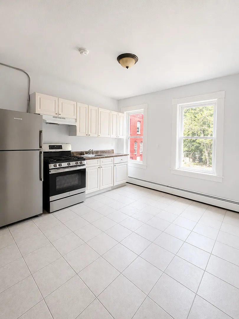 Updated 1-Bedroom Apartment for Rent | Modern Finishes — Photo 3