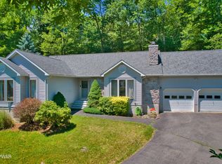 202 Waterview Dr, Hawley, PA 18428