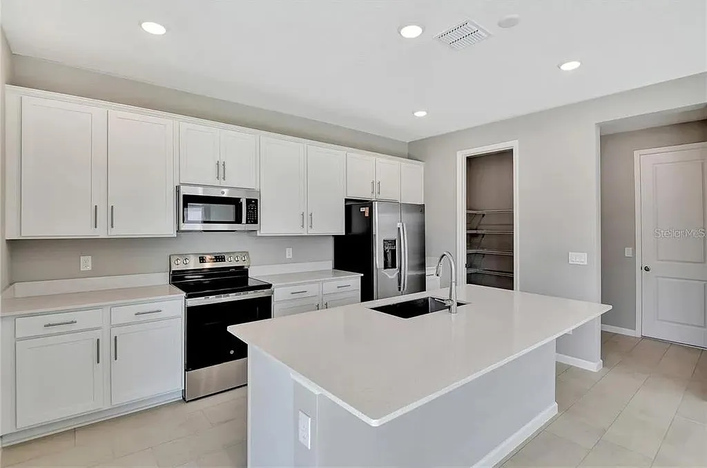 4 bed, 2.5 bath, 2300 sqft, $2,990 — Photo 2