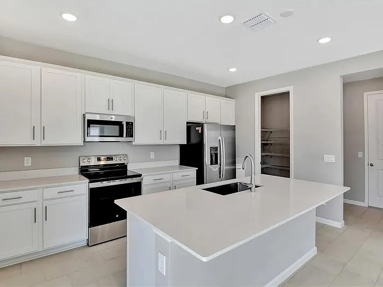 560 Summit River Dr — Photo 2