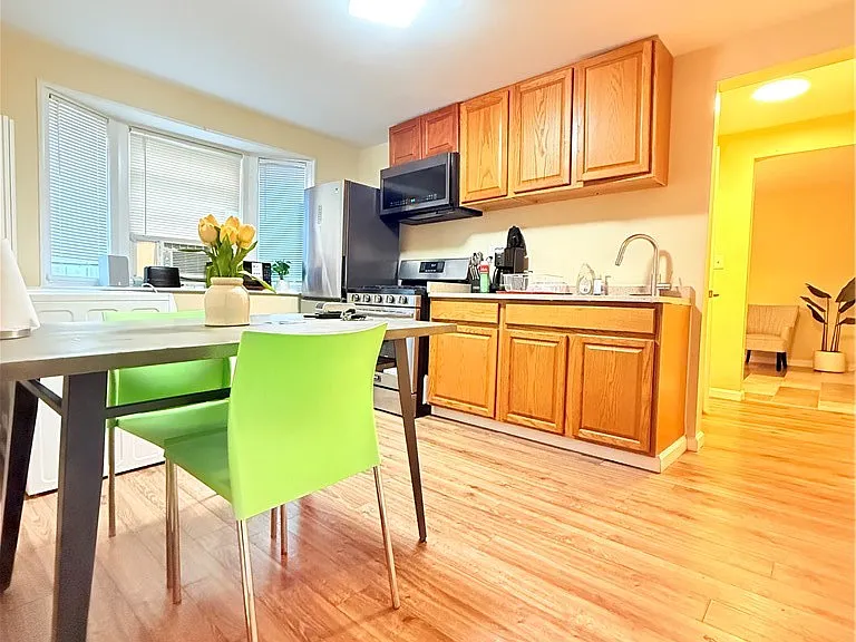 936 Monroe Ave — Photo 2