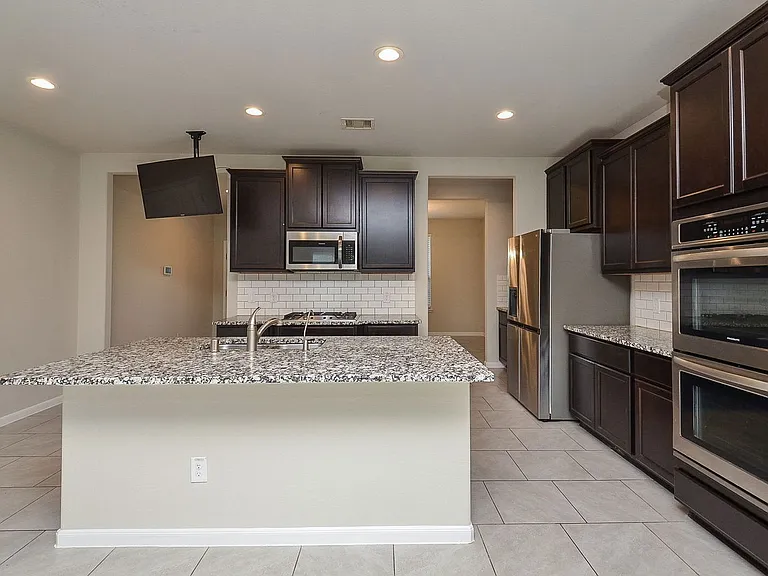 4015 Prairie Landing Ln — Photo 10
