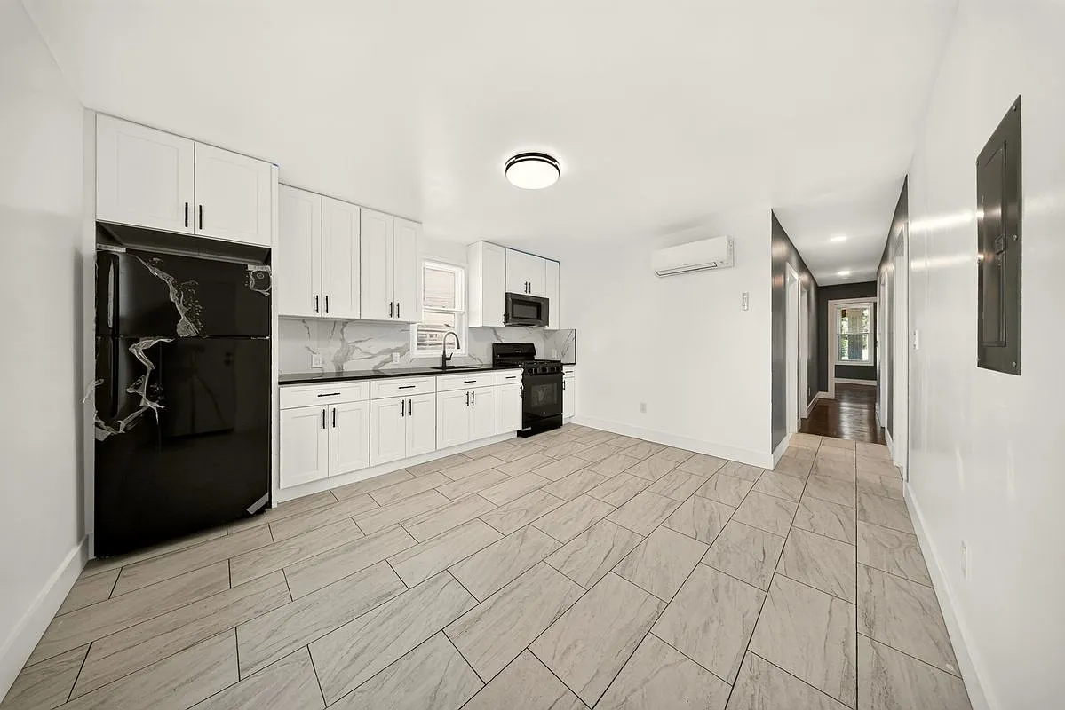 3 bed, 1.0 bath, 1170 sqft, $2,600 — Photo 3