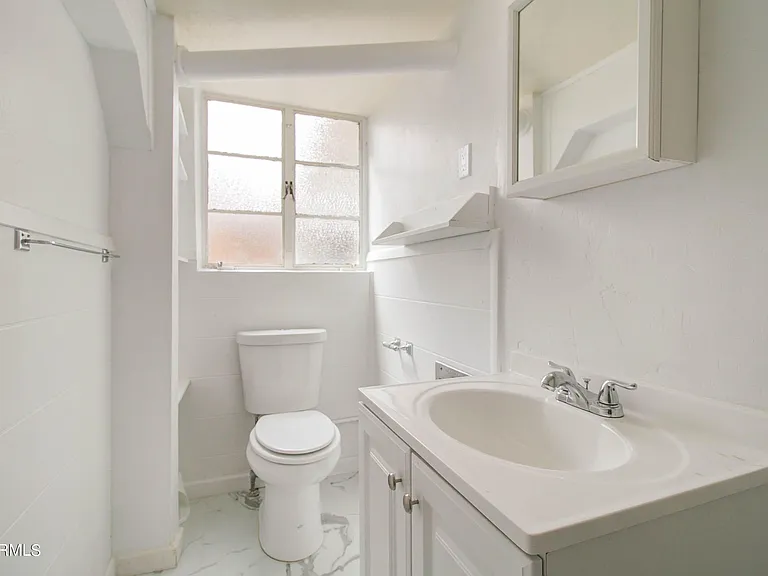877 E Sycamore St #B — Photo 6