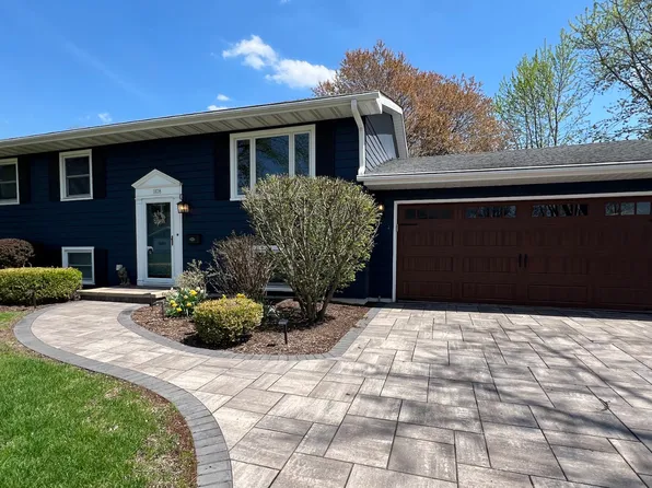 1108 Emerald Dr, Naperville, IL 60540