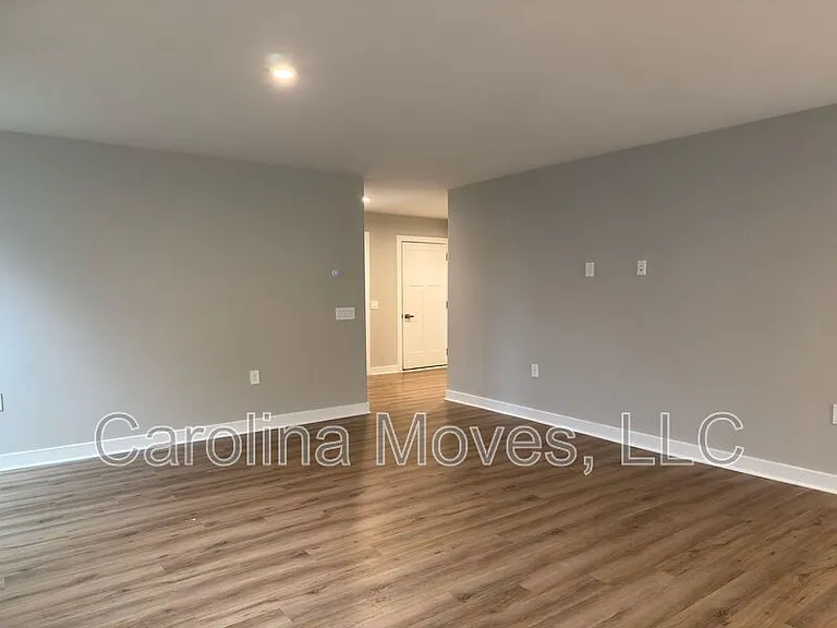 102 Stockland Trl — Photo 4