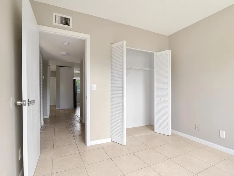 400 Nottingham Cir #D — Photo 10