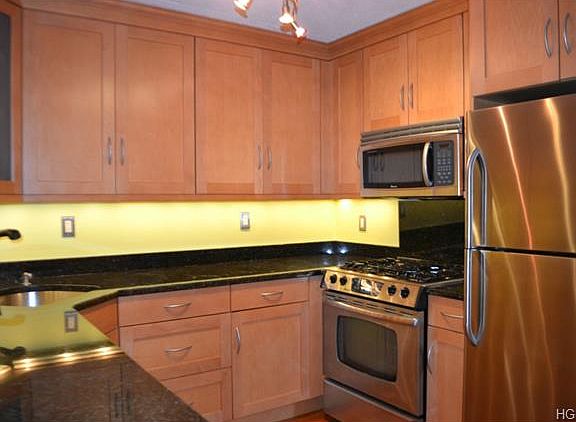 4th image of 100 Diplomat Dr APT 5L