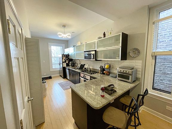 4th image of 1921 W Evergreen Ave #3