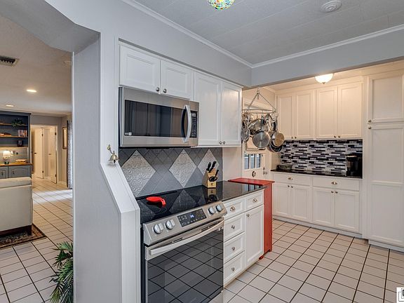 5th image of 606 Arlington Pl
