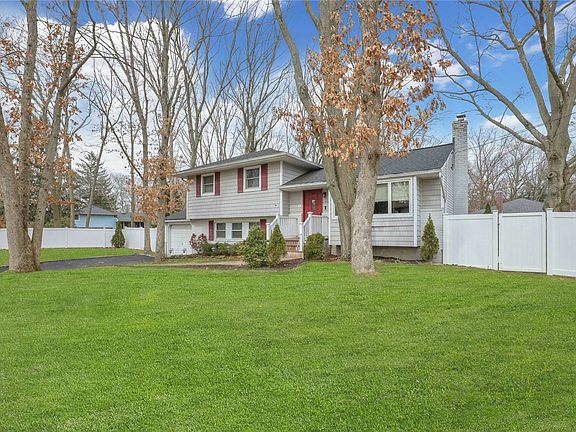 3rd image of 2 Berrywood Dr