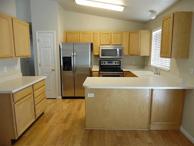 4 bed, 3.0 bath, 1660 sqft, $2,500 — Photo 3