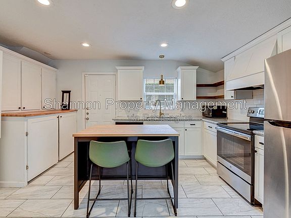 5th image of 100 E 33rd St