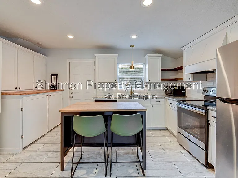 100 E 33rd St — Photo 5