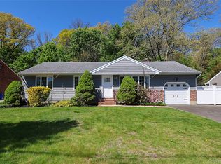 5 Mapletree Ln, Huntington Station, NY 11746
