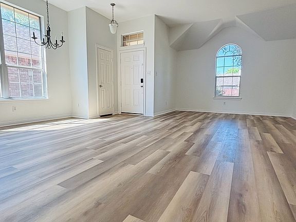 5th image of 1205 Oakridge Dr